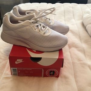 Women’s Nike Tanjun sneakers. Size 7